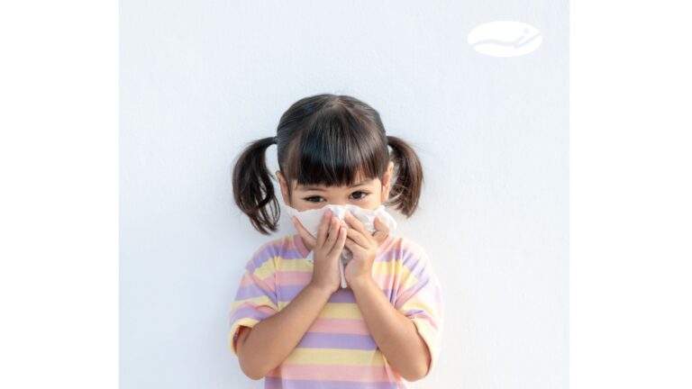 "Nena amb mocs al nas, exemple de congestió nasal infantil, tema habitual en fisioteràpia respiratòria i higiene nasal."